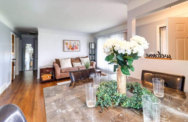 Pet-Friendly Roseville Home ~ 17 Mi to Detroit!