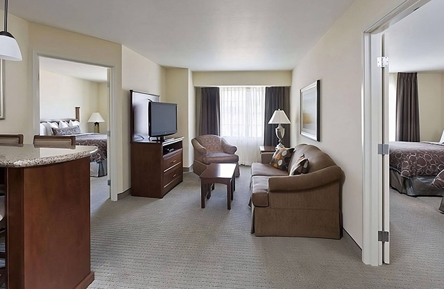 Pet-friendly Stay! TWO Comfortable 2BR Suite! Outdoor Pool, Free Breakfast!