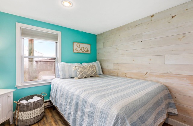 PET FRIENDLY-Steps to the Beach - 45 Min to Salem, MA - WINTER RENTALS AVAILABLE