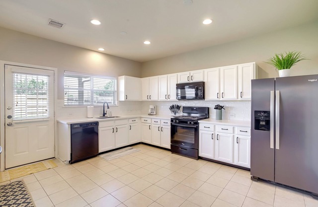 Pet-friendly Tomball Home ~ 8 Mi to Burroughs Park