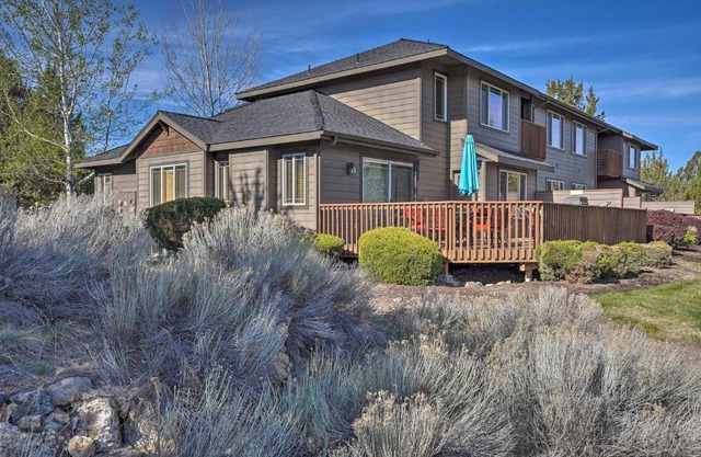 Pet-Friendly Townhome with Hot Tub in Redmond!