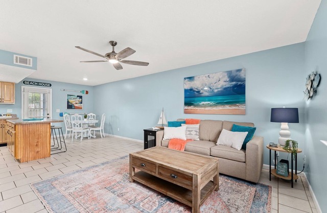 Pet Friendly condo, 3 minute walk to the beach!