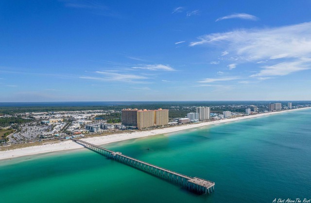 Pet Friendly Condo, steps to the sand