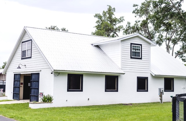 Pet Friendly Vacation Rental at Mini Moo Ranch - only 6 miles to WEC Ocala, Fl