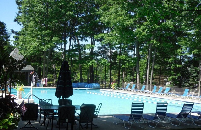 🐾 🏊‍♀️ Pet-Friendly w/Pool Access, Fire Pit, Game Room & Outdoor Fun 🔥🎾