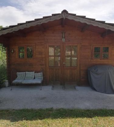 petit chalet dans verger et village Historique