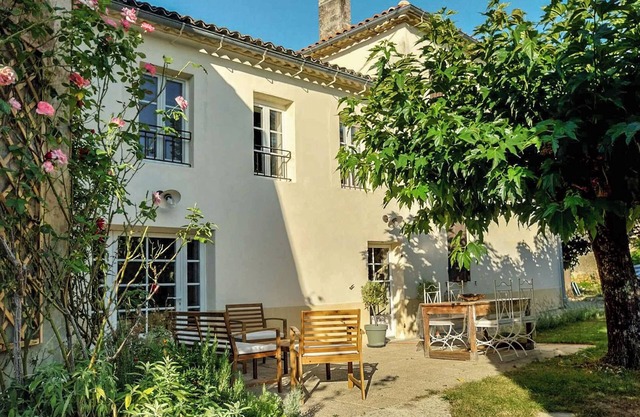 Petit Est Eco Cottage in large private garden near Saint-Émilion