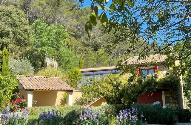 Petit Mazet Provençal en Bord de Ruisseau Avec Piscine au Pied des Dentelles