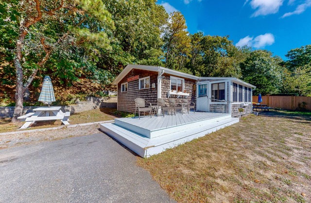 Petite beach home overlooking Follins Pond w/central A/C and private gas grill
