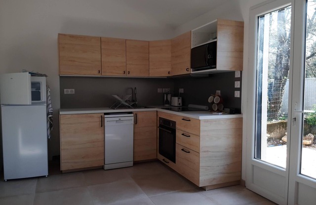 PETITE MAISON DANS LES CHÊNES