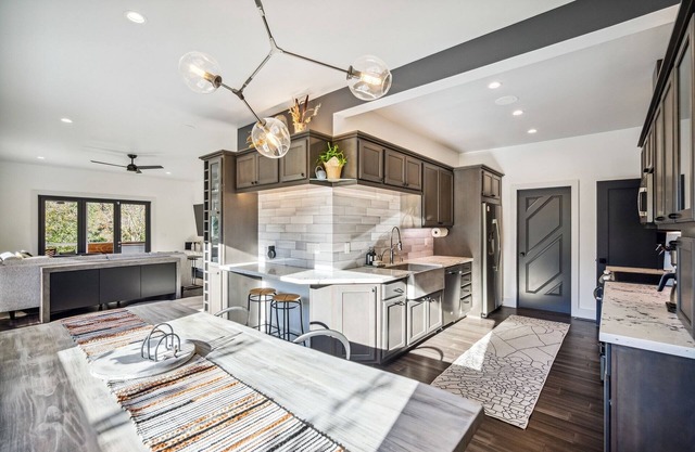 Pet’s FREE! Modern luxury steps from Russian River by RedAwning