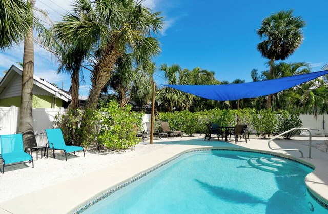 PETS STAY FREE! Heated Pool 1.5 Blocks from Beach Good for Couples or Families