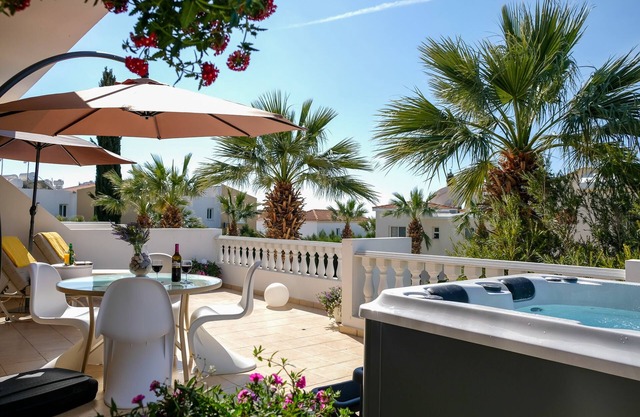 Peyia Fontana - Executive spacious 2-bedroom apartment with Hot Tub & sea views