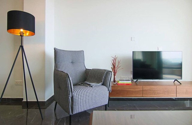 Phaedrus Living: Sea View Anna Residence 202