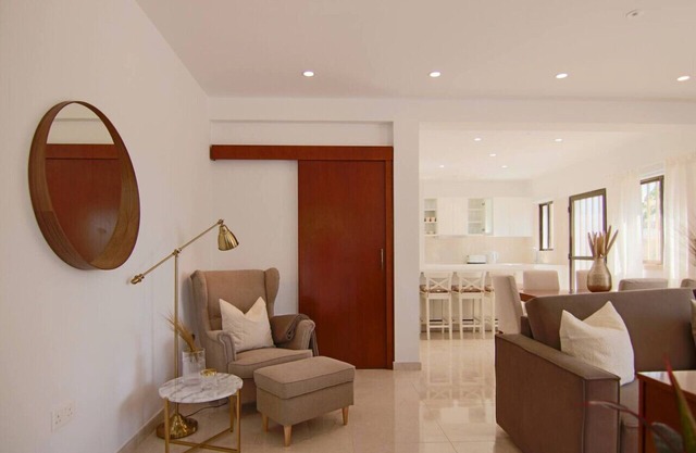 Phaedrus Living: City View Luxury Flat Androcleous