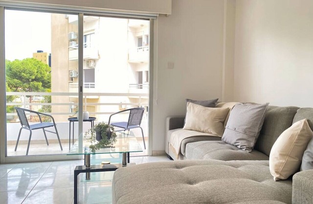 Phaedrus Living: Down Town Flat Nestoras 301