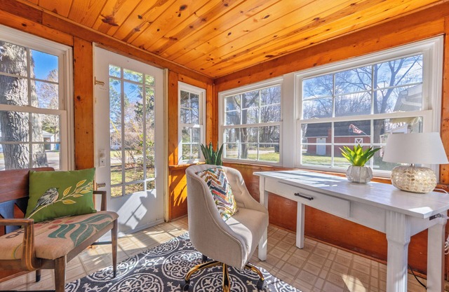 Piccolo Cottage - Great Location - Walking distance to Douglas Beach!