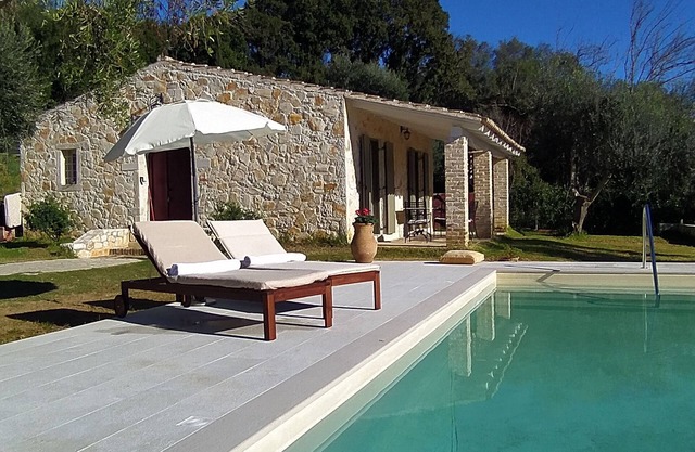"Piccolo Paradiso", Elegant Stone villa, sleeps 6 (2 bedrooms), near Issos beach