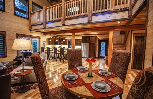 Pickleberry Ridge Luxury Spa Retreat, Steam Room, 2 Masters, Elegant, Hot Tub