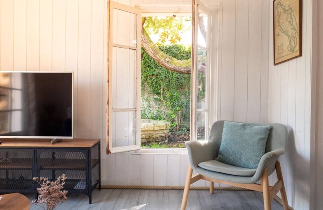 Picturesque cottage between sea and forest