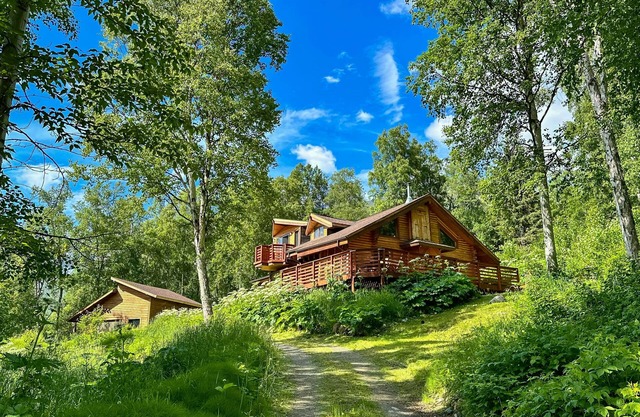 Picturesque dog-friendly log cabin with stunning views and wood stove