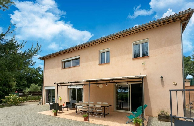 Picturesque villa in Montmeyan with pool