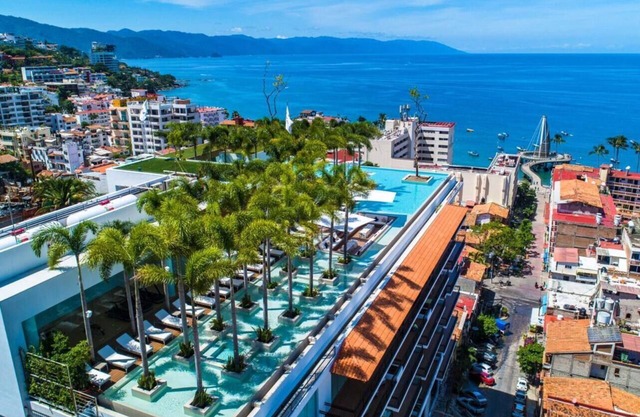 Pier 57 Luxury Escape 2BR, PV’s Best Rooftop!
