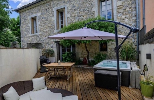 "Pietra Viva "Luxury stone house Montpellier Pic-Saint-Loup, sauna and spa.
