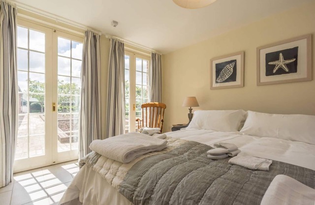 Pigsty Cottage - Luxurious apartment within orangery