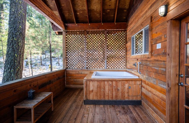 Pilot Rock Cabin w/Jacuzzi and Wood Stove at Green Springs Inn