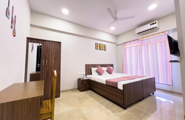 Pinaki Comfort Stay, Vile Parle - Near Airport