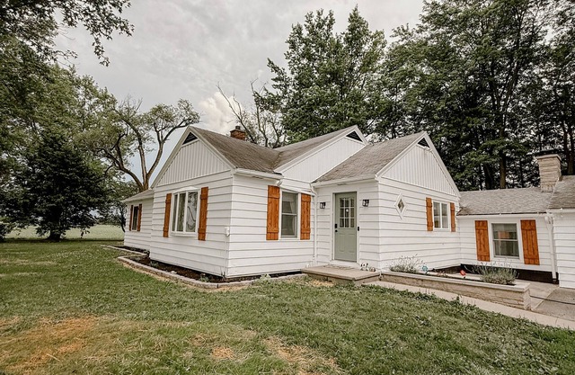 Pinch of Cozy, Farm House with Hot Tub, 1 Minute Walk to Local Farm Store