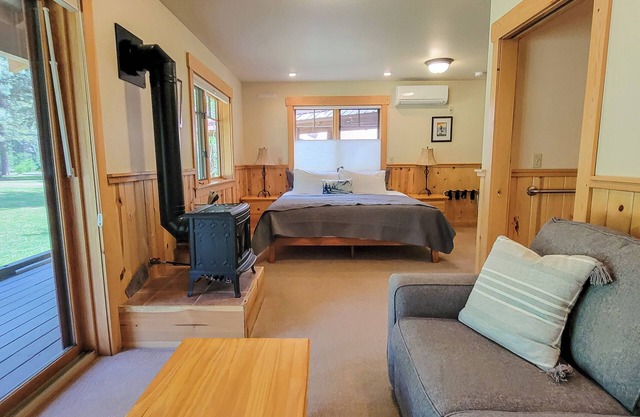 Pine Room 16 - garden room at The Inn At Mazama
