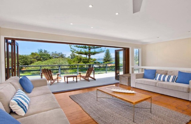 PINE VIEW | Close to beach, WIFI | Accom Holidays
