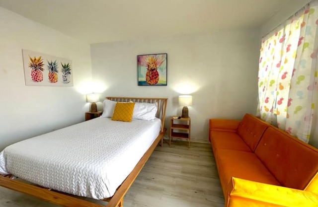 Pineapple Shores Retro Inn 6