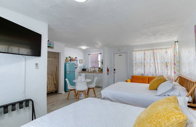 Pineapple Shores Retro Inn 4