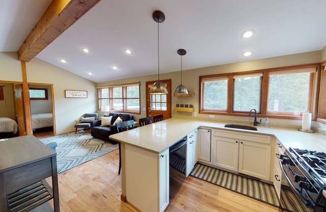 Pinecone Cabin, Wi-Fi, Dog Friendly, Fireplace, Deck