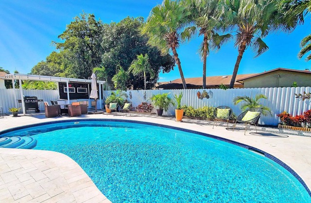 Pines Oasis - Residence w/ Pool, BBQ, and Parking