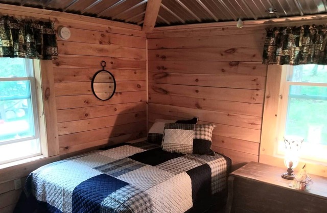 Pines Retreat Getaway - Cozy Cottage, Short walk to Lake Noquebay