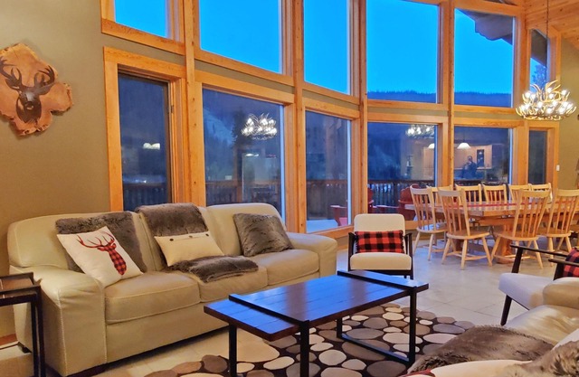 Pinetree Chalet 4-6bd/ba | LongStay=LowerRate | Stunning View | HotTub | Ski-In