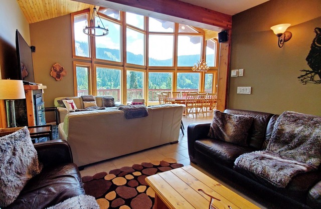 Pinetree Chalet: 6Bd/5Ba PanoramicView On-Slope Tod Mtn Ski-in OpenAir Tub