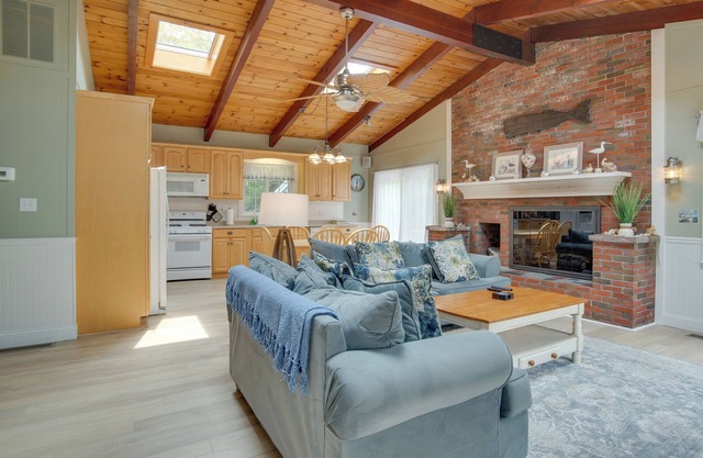 Ping-Pong Table, Beach Access: North Falmouth Home