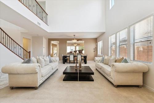 Pinnacle Breeze-Private Backyard-Mins to Six Flags