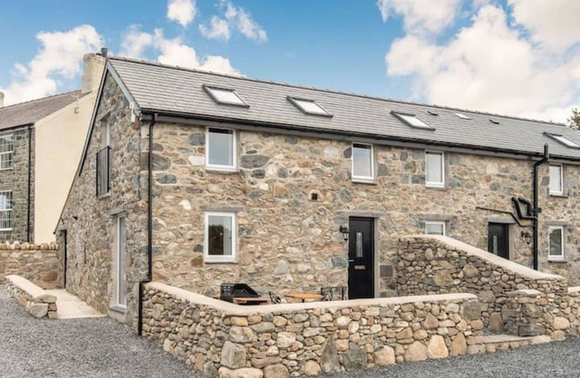 Pipistrelle Cottage a quirky gem on the Llech Y Dwr Estate near Snowdoniann