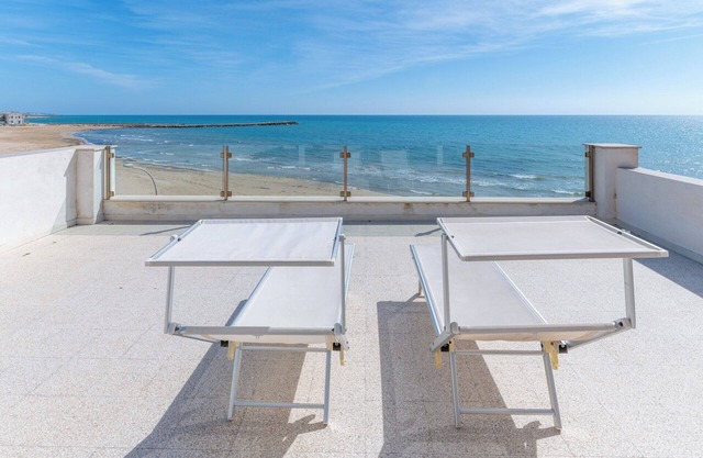 Pitagora, beachfront apartment with panoramic view