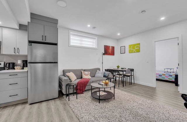 Pivate Family Friendly 2-Bedroom Suite near South Health Campus in Calgary