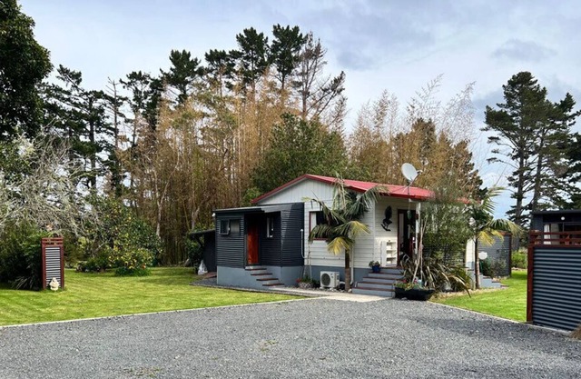 Piwakawaka Cottage - Creekside accommodation