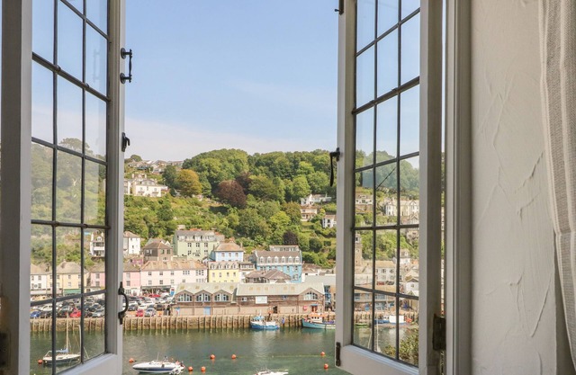 PIXIE COTTAGE, pet friendly, character holiday cottage in Looe