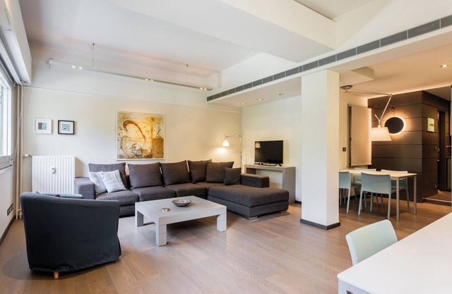 Plaka: Stylish Flat Overlooking Cathedral Sq. CM1