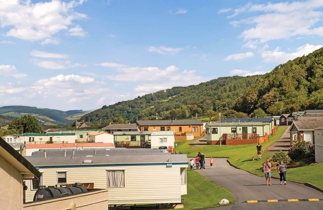 Platinum 2 Bed Caravan with Hot Tub No Pets Slp 4